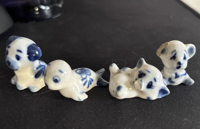 While emptying my grandma's house I found again these little porcelain figures I was playing with when I was a kid Kept them, and felt like drawing them  