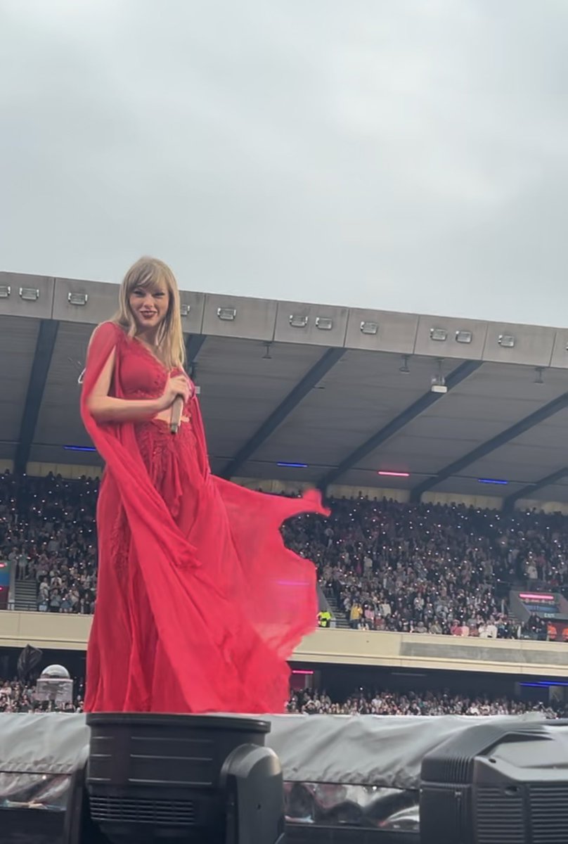 tom_easby's tweet photo. will i ever stop talking about taylor looking and smiling at me during my all time favourite song? probably not 
@taylorswift13 #taylornation #erastour #EdinburghTStheErasTour https://t.co/j2VfL8bCst