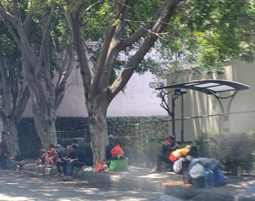 Urge que los albergues y Casas del Migrante en CDMX tengan un horario más amplio de atención a fin de que usuarios no tengan que esperar en la calle hasta que abran. 
Los desalojan a las 7am y de ahí vuelven a ingresar hasta 16 hrs. Hay demanda, deberían ajustar <a href="/AlcCuauhtemocMx/">Alcaldía Cuauhtémoc</a>