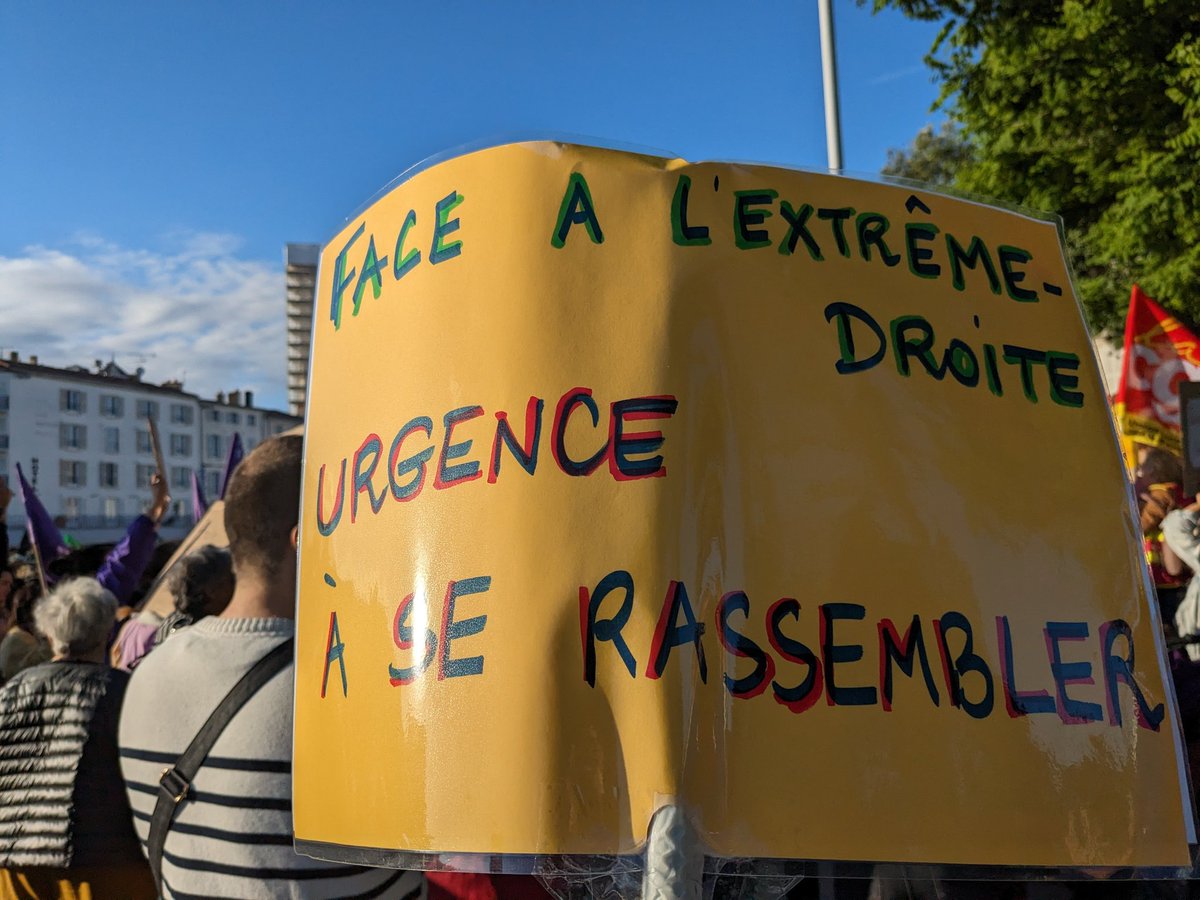 SNESFSU17's tweet photo. Rassemblement à La Rochelle. Pour l'intersyndicale 17 : "C'est un moment charnière. Il reste 20 jours pour fédérer. Il faut déconstruire l'imposture sociale du RN". Les forces de gauche ont le devoir de s'unir. https://t.co/E0snS1XZwY