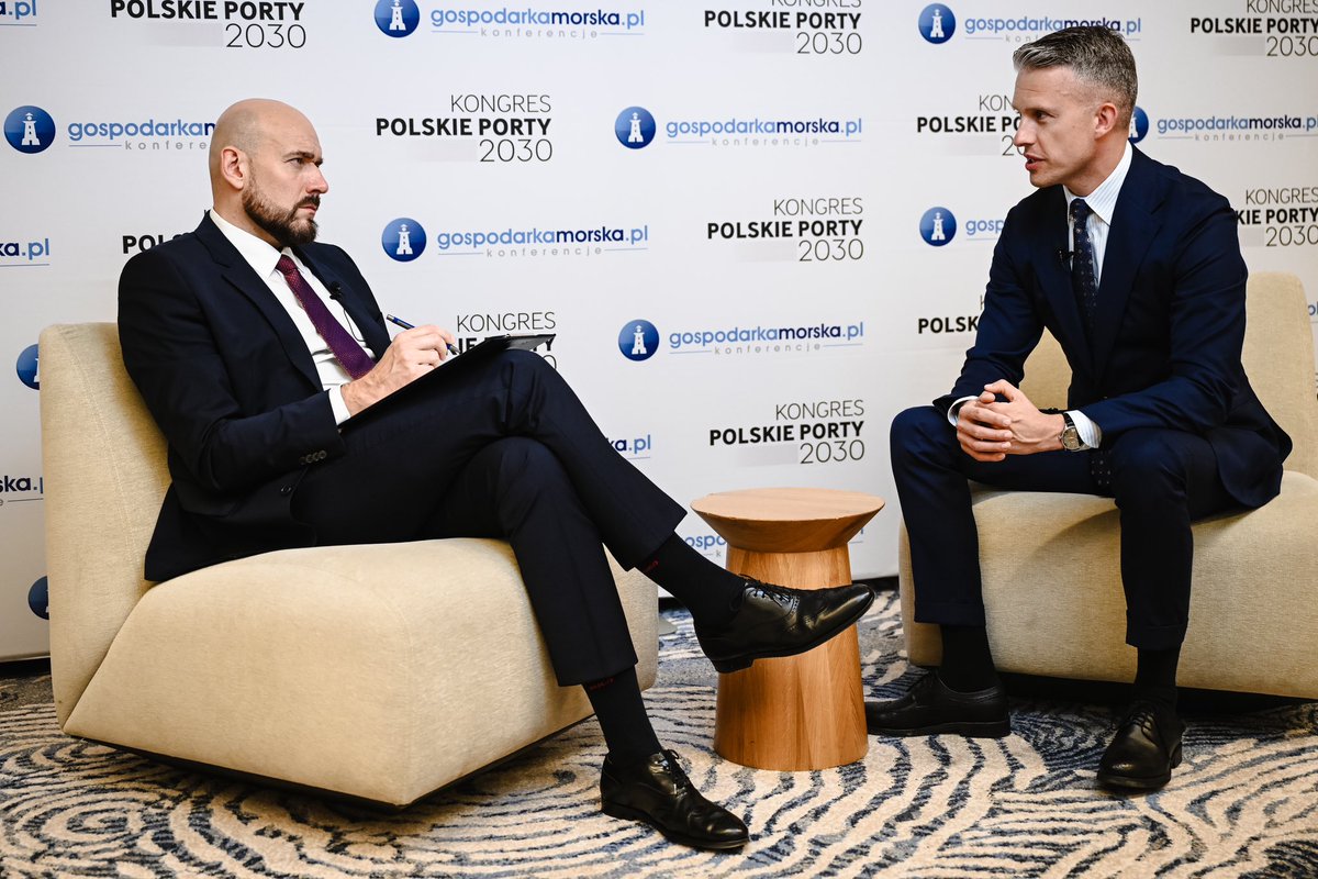 A_Marchewka's tweet photo. 📣 Ruszyła 2. edycja Kongresu Polskie Porty 2030. 

⚓️ Muszę przyznać, że jest to świetna inicjatywa, która w tym roku zgromadziła ponad 700 osób związanych z gospodarką morską. Razem z 
➡️ zarządami największych portów o podstawowym znaczeniu dla gospodarki narodowej,
➡️ osobami zarządzającymi mniejszymi portami, 
➡️ przedstawicielami przedsiębiorstw,
➡️ profesorami uczelni wyższych
dyskutujemy o przyszłości polskich portów.

W swoim wystąpieniu poruszyłem temat Drogi Czerwonej. Jest ona konieczna, żeby poprawić dostępność, od strony lądu, do portu w Gdyni. W przyszłym tygodniu odbędzie się komisja oceny przedsięwzięć inwestycyjnych i odbierzemy dokumentację dot. studium komunikacyjnego.

O przyszłości i rozwoju dyskutujemy, ale też podejmujemy konkretne działania już teraz.