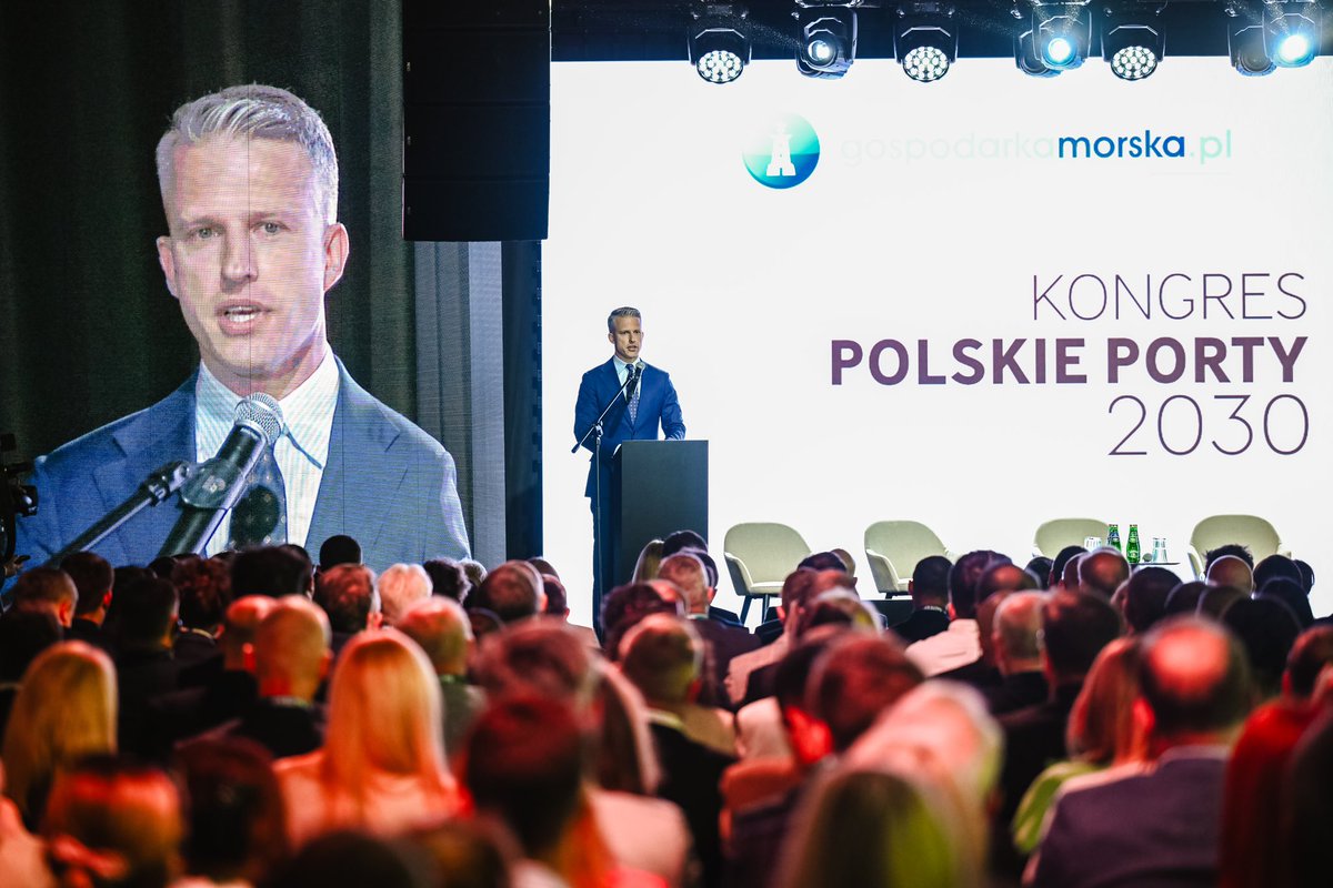 A_Marchewka's tweet photo. 📣 Ruszyła 2. edycja Kongresu Polskie Porty 2030. 

⚓️ Muszę przyznać, że jest to świetna inicjatywa, która w tym roku zgromadziła ponad 700 osób związanych z gospodarką morską. Razem z 
➡️ zarządami największych portów o podstawowym znaczeniu dla gospodarki narodowej,
➡️ osobami zarządzającymi mniejszymi portami, 
➡️ przedstawicielami przedsiębiorstw,
➡️ profesorami uczelni wyższych
dyskutujemy o przyszłości polskich portów.

W swoim wystąpieniu poruszyłem temat Drogi Czerwonej. Jest ona konieczna, żeby poprawić dostępność, od strony lądu, do portu w Gdyni. W przyszłym tygodniu odbędzie się komisja oceny przedsięwzięć inwestycyjnych i odbierzemy dokumentację dot. studium komunikacyjnego.

O przyszłości i rozwoju dyskutujemy, ale też podejmujemy konkretne działania już teraz.