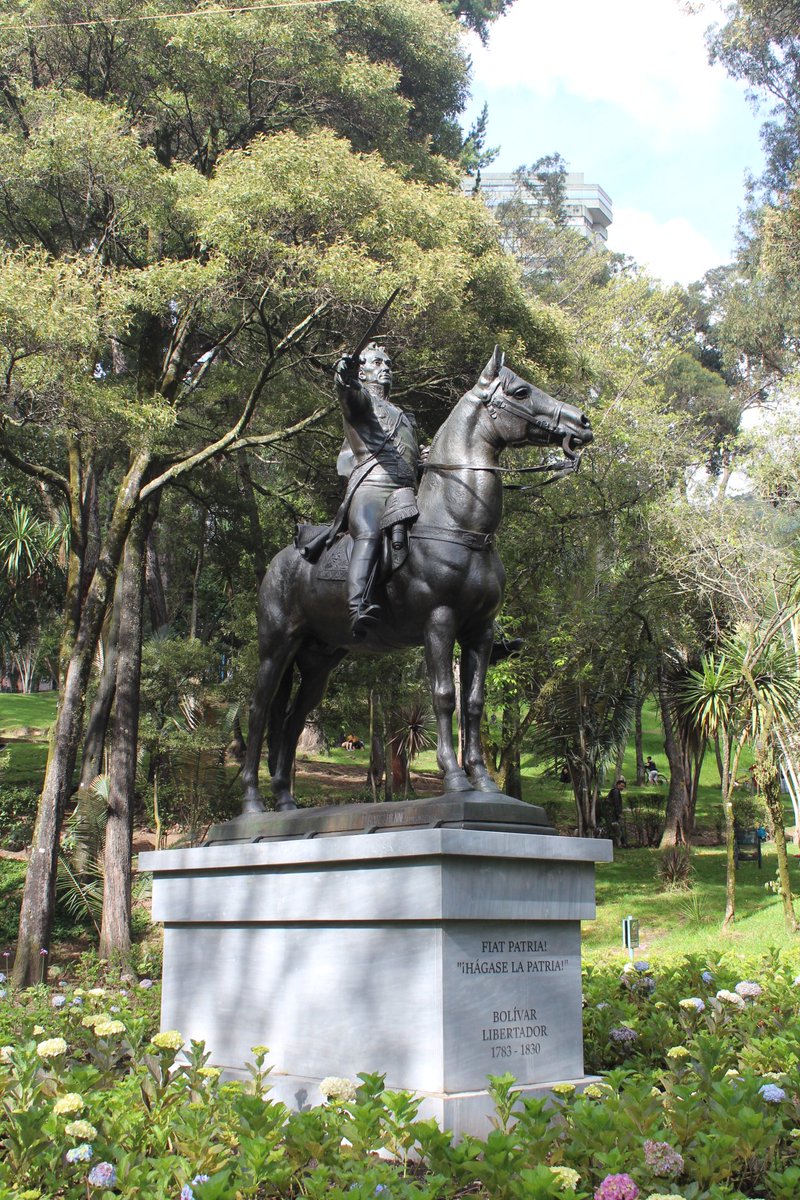 CelyAlejandro1's tweet photo. La statue équestre de Simon Bolivarsituée sur le cours de la Reine entre le pont Alexandre III et le Petit Palais, est une copie d'une œuvre d'Emmanuel Friémet, datant de 1910 et qui se trouve à Bogota, dans le parc de l'indépendance. La version de Paris date de 1930. https://t.co/y9MYZqXn5H