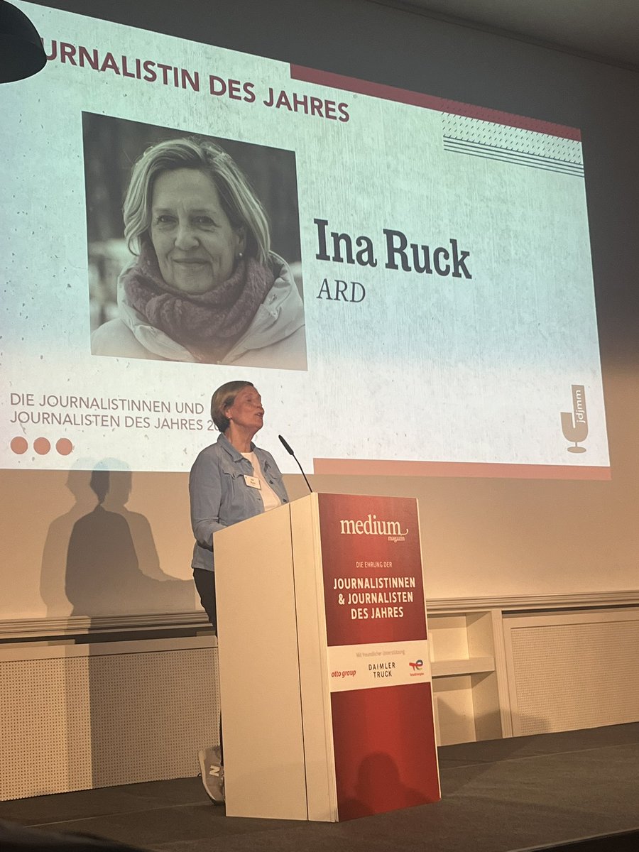 .<a href="/InaRuck/">Ina Ruck</a> wird als Journalistin des Jahres ausgezeichnet und liest die Namen ihrer Kolleginnen und Kollegen aus Moskau vor, die unter den Fernsehbeiträgen aus Sicherheitsgründen nicht mehr genannt werden können. Sie liest auch hier in Berlin nur die Vornamen vor. #djdmm