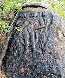 AskAnshul's tweet photo. Now, ancient idols &amp; carvings from the Kakatiya era have been found on a hillock in Nagunur village, Telangana. https://t.co/8sIWaeqyRl