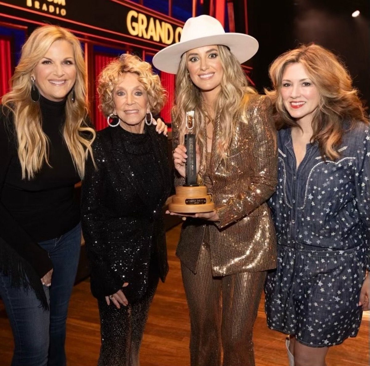 plamedia's tweet image. This weekend @opry member @mandybarnett was on hand, along with @trishayearwood and @seelyofficial, to help celebrate her pal @laineywilson's induction into the Grand Ole Opry family!