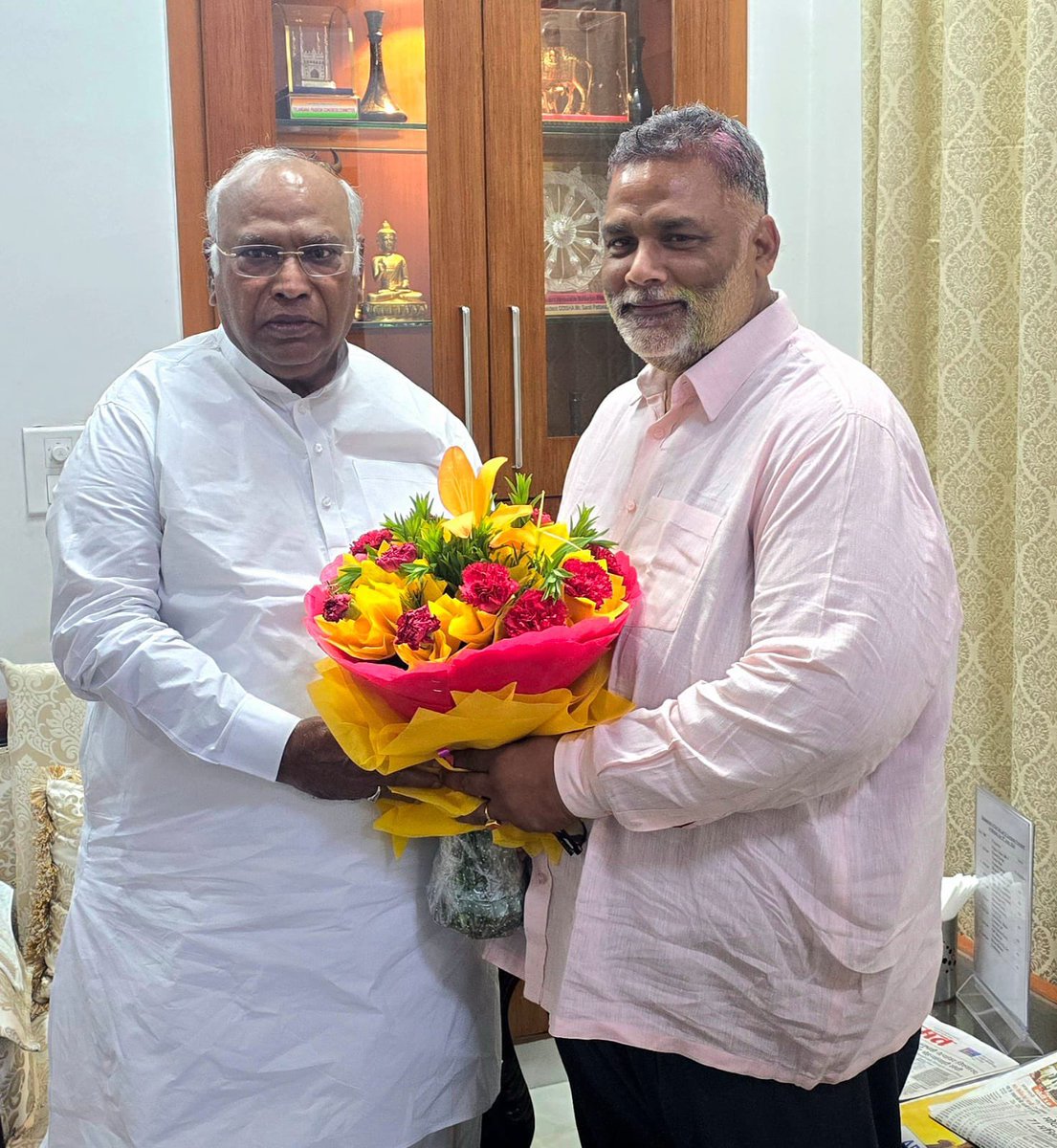 Pappuoffice's tweet photo. कांग्रेस पार्टी के राष्ट्रीय अध्यक्ष आदरणीय श्री @kharge जी से मुलाक़ात कर, कांग्रेस पार्टी को अपना समर्थन दिया। कांग्रेस की विचारधारा से श्री यादव पहले से ही जुड़े हुए हैं। श्री यादव उन्हें विश्वास दिलाते हैं कि सामाजिक न्याय की लड़ाई को मुखरता से आवाज बुलंद करते रहेंगे। https://t.co/6AbQWwydHH