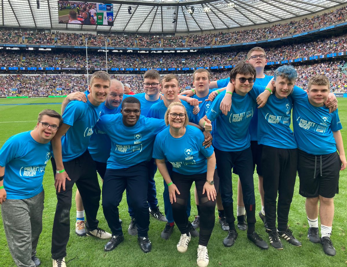 BrisBearsFound's tweet image. A special day at the @premrugby final for our #ProjectRugby friends from @kingswoodrfc &amp;amp; @warmleypkschool Disability Rugby pathway! 🌈

From grassroots to The Stoop to Twickenham Stadium! 8️⃣2️⃣,0️⃣0️⃣0️⃣ supporters watching on as inclusive rugby took centre stage! 🙌