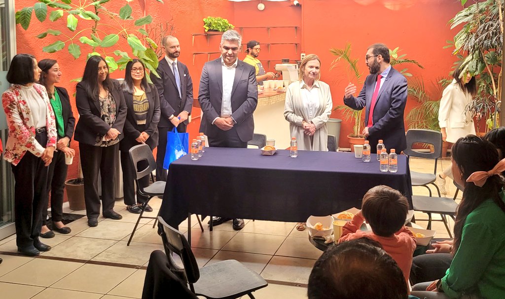 FranciaenMexico's tweet photo. La Embajadora @delphborione
se reunió con el dinámico equipo de la #AlianzaFrancesadeToluca, una de las más antiguas de nuestra amplia red en el país, fondada en 1945. Sus sedes de Toluca y Metepec acogen a más de 300 estudiantes de 🇨🇵 y ofrecen muchos eventos culturales https://t.co/POoGOr1u5Y