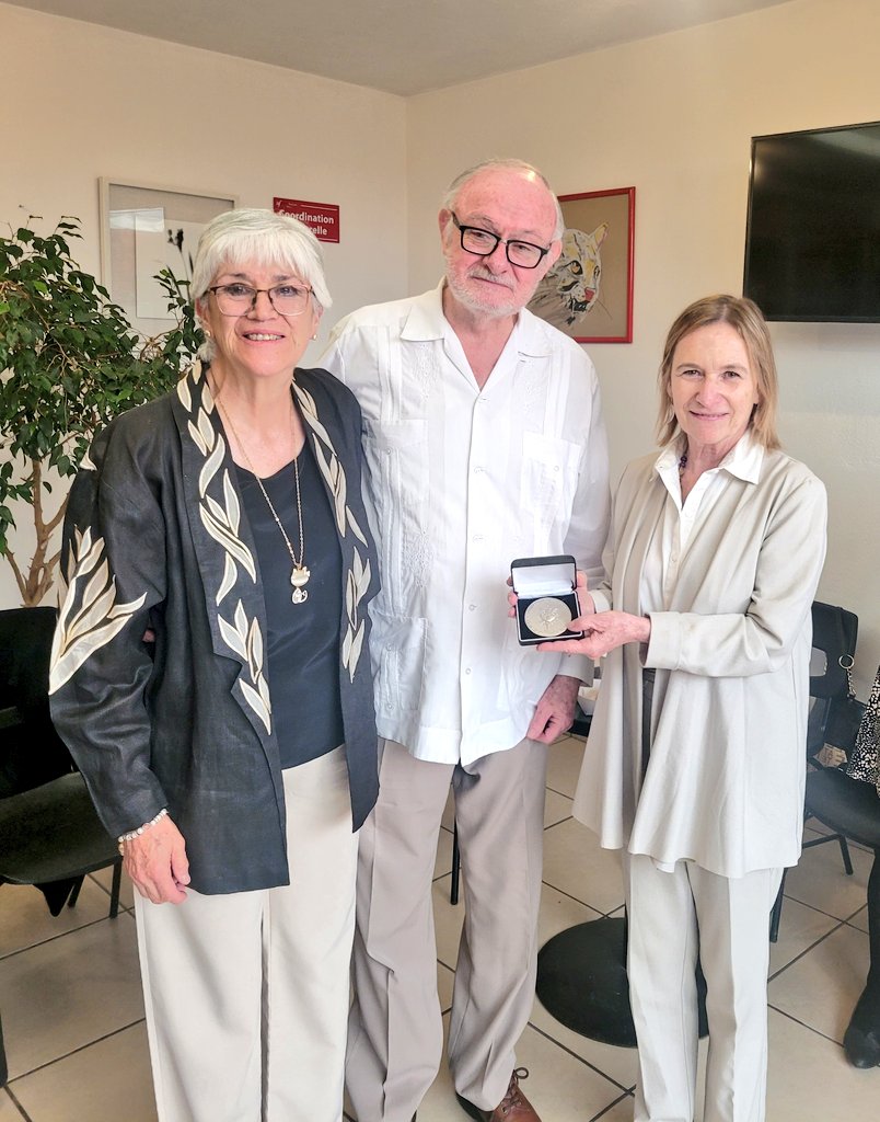 FranciaenMexico's tweet photo. La Embajadora @delphborione
se reunió con el dinámico equipo de la #AlianzaFrancesadeToluca, una de las más antiguas de nuestra amplia red en el país, fondada en 1945. Sus sedes de Toluca y Metepec acogen a más de 300 estudiantes de 🇨🇵 y ofrecen muchos eventos culturales https://t.co/POoGOr1u5Y