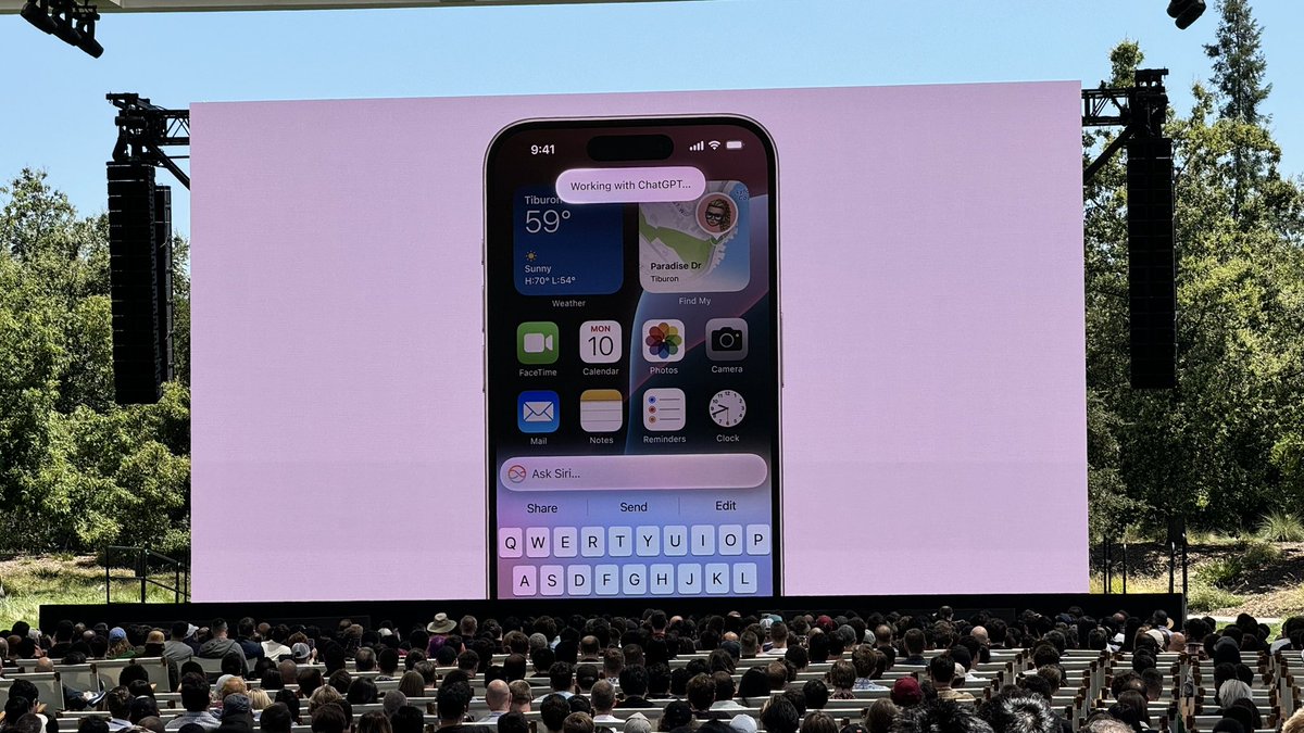 spin9's tweet photo. Siri สามารถใช้ฟีเจอร์ของ ChatGPT 4o ได้ด้วย แบบไม่มีค่าใช้จ่าย แต่จะมีหน้าต่างขึ้นมาให้ยืนยันก่อนใช้ (เพราะจะไม่ได้ privacy แบบเดียวกับ Private Cloud Compute ของ Apple) https://t.co/fNJSYEujBx