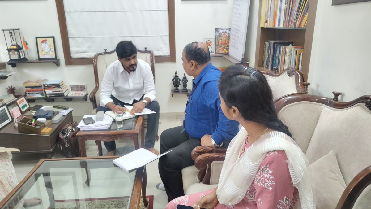 SidShirole's tweet image. In response to the numerous complaints about sudden power failures across various localities of Chhatrapati Shivajinagar, I convened a meeting with the #MSEDCL Executive Engineer, Mr. Rathod, to identify the cause of these outages and ensure a more reliable mode of communication…