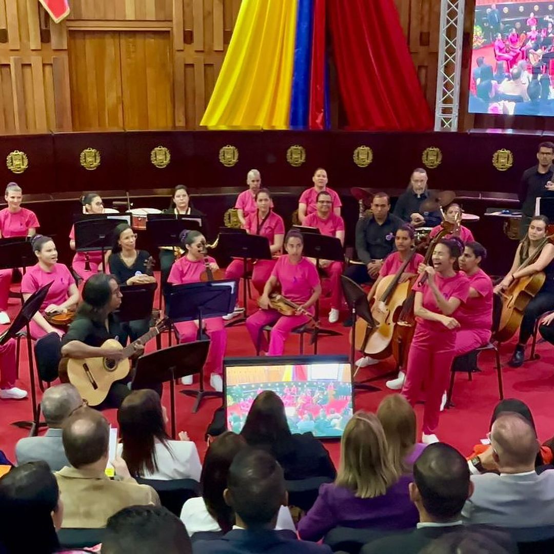 digeservisp's tweet photo. Como parte de la garantía de los #DDHH y el 9no Vértice de la Gran Misión Cuadrantes de Paz, el #Mppsp muestra los logros de los privados y privadas de libertad con la Orquesta Sinfónica Penitenciaria
#VenezuelaJusticiaYPaz
#NicoTieneLasRiendas https://t.co/aAX1wJq4dI