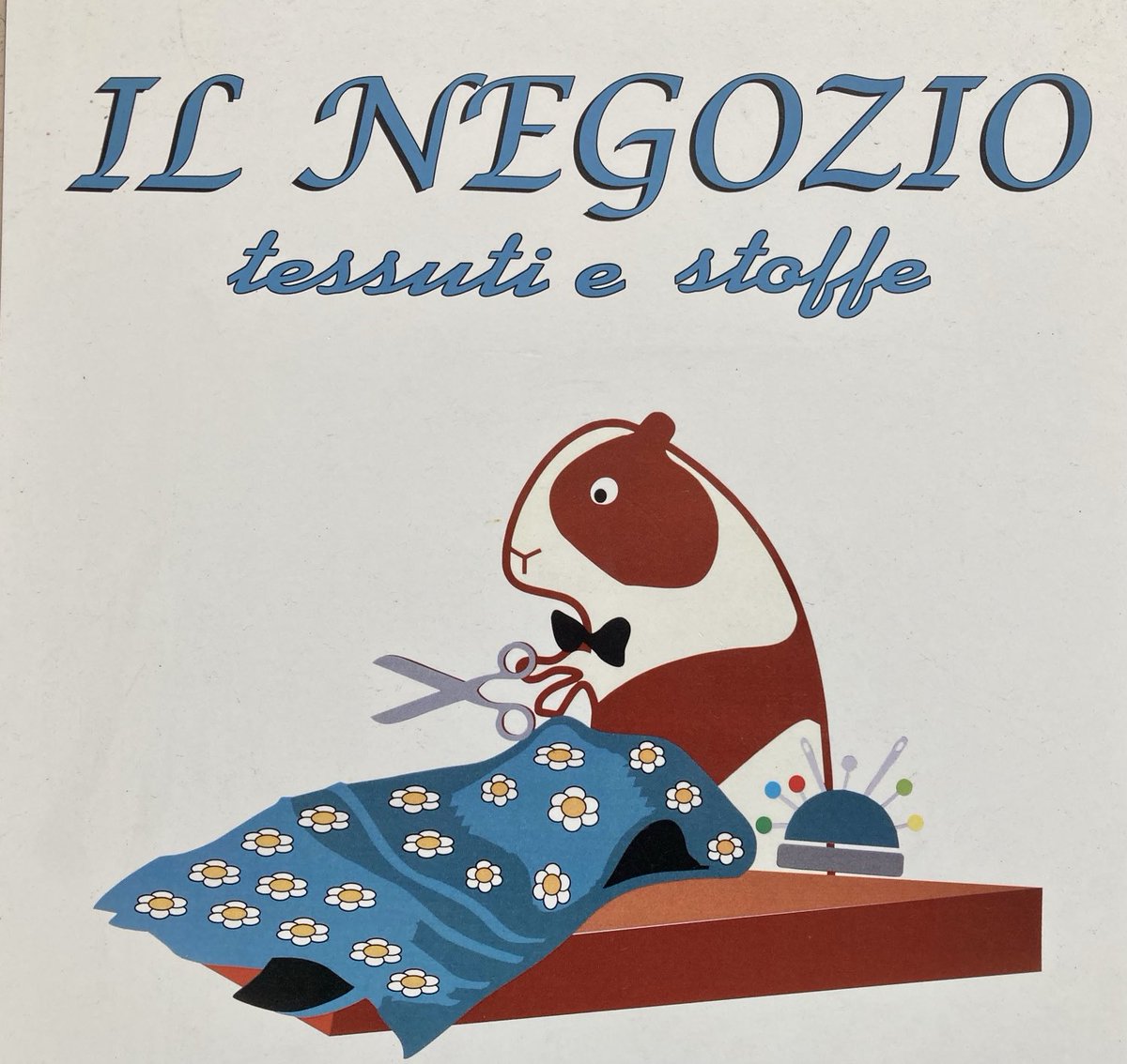 Mijn foto’s aan het opruimen en toen kwam ik deze tegen 😍 ergens in Italië een kleermaker, te schattig !