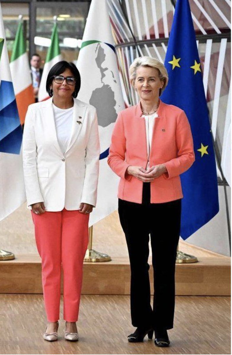 hermanntertsch's tweet photo. La comunista criminal, torturadora y narcotraficante Delcy Rodríguez, mano ejecutora de Nicolás Maduro, que tiene prohibida la entrada en la Unión Europea, hace grata compañía a Ursula Von der Leyen, la líder del Partido Popular que quiere un dique contra las fuerzas conservadoras del Europarlamento.
Para que vean las preferencias de la pepera alemana.