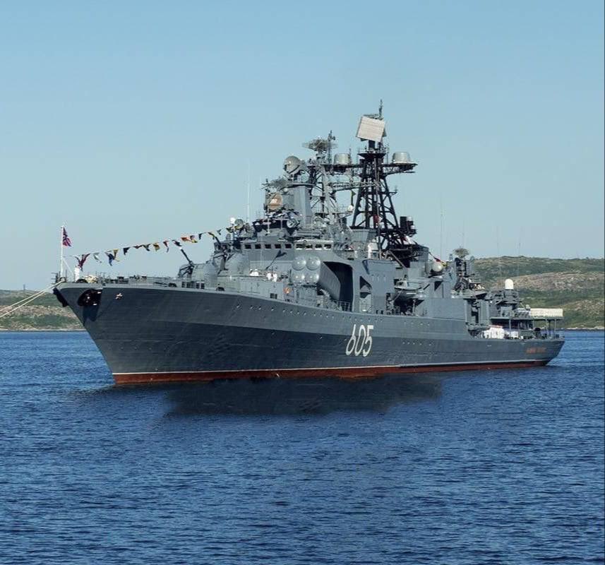 officejjsmart's tweet image. 🔥 “The Russian anti-submarine ship Admiral Levchenko is on fire right now in the Barents Sea,”

- Dmytro Pletenchuk, Ukrainian Navy