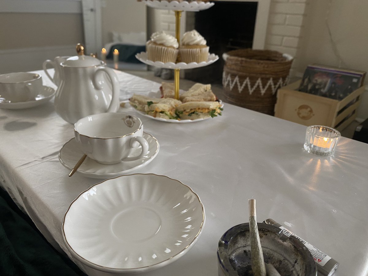 romeo_bandit's tweet photo. She really made us a tea party to binge the new Bridgerton season 🫖🌹 https://t.co/FoZqfYodZN