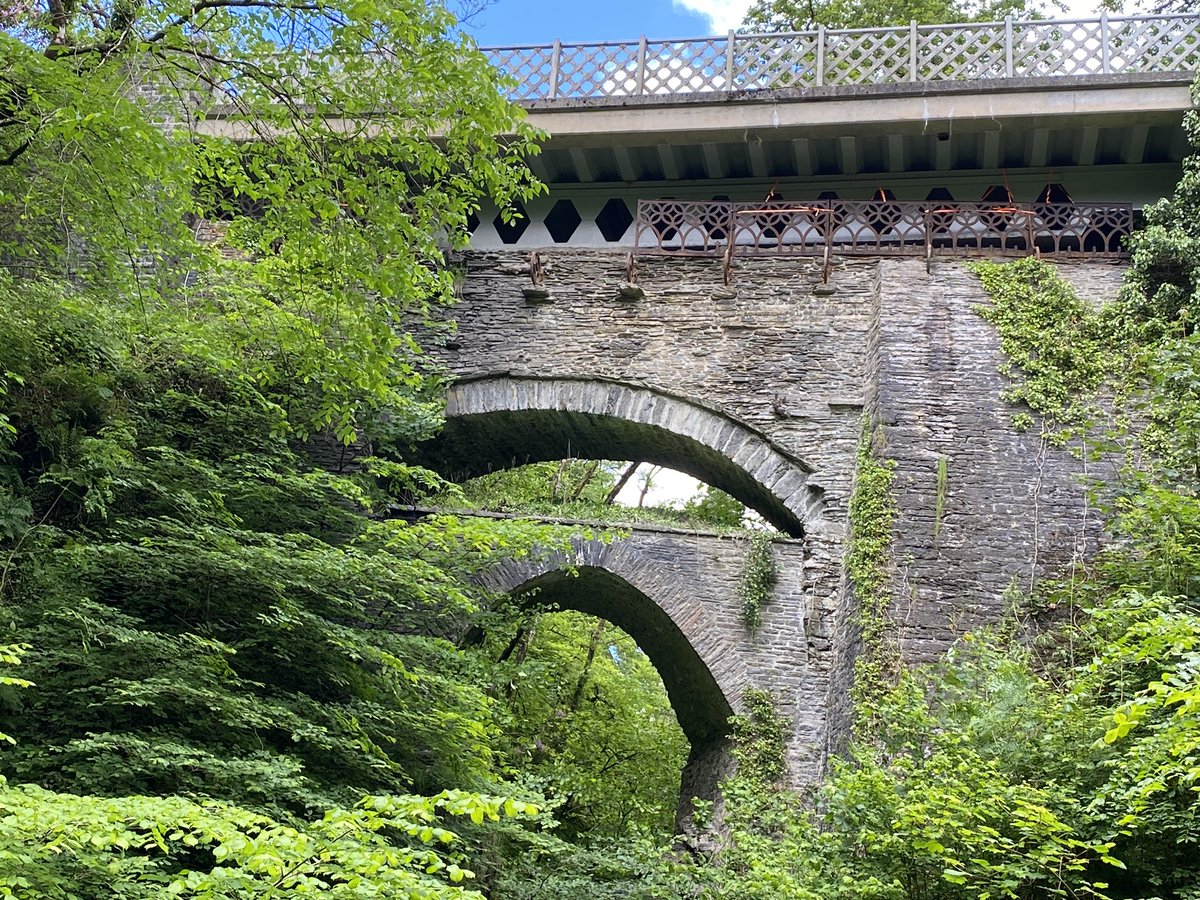 KevMonynys's tweet image. A great day at Devil’s Bridge today. 
The lowest of the 3 bridges was built between 1075 and 1200 AD, the middle one built in 1753, and the top one opened in 1901. #DevilsBridge #Aberystwyth