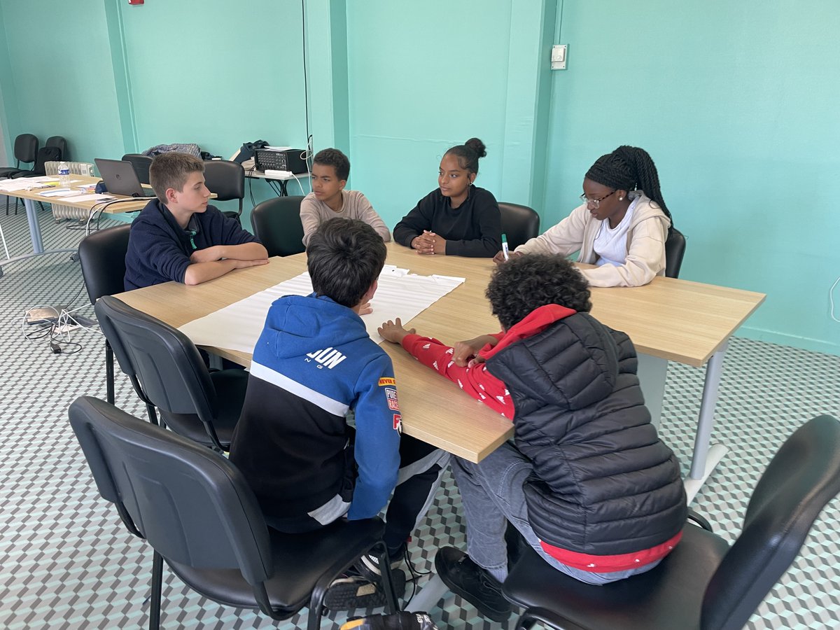 clgronsard87's tweet photo. Les élus du CVC ont rencontré leurs homologues  des collèges de St Léonard de Noblat, de Chateauneuf La Forêt et de notre voisin le collège Maupassant pour construire ensemble des projets autour du "collège idéal". Merci à Mme Rivet, notre DAVLC pour cette idée de rencontre ! https://t.co/Vi6HLjunVj