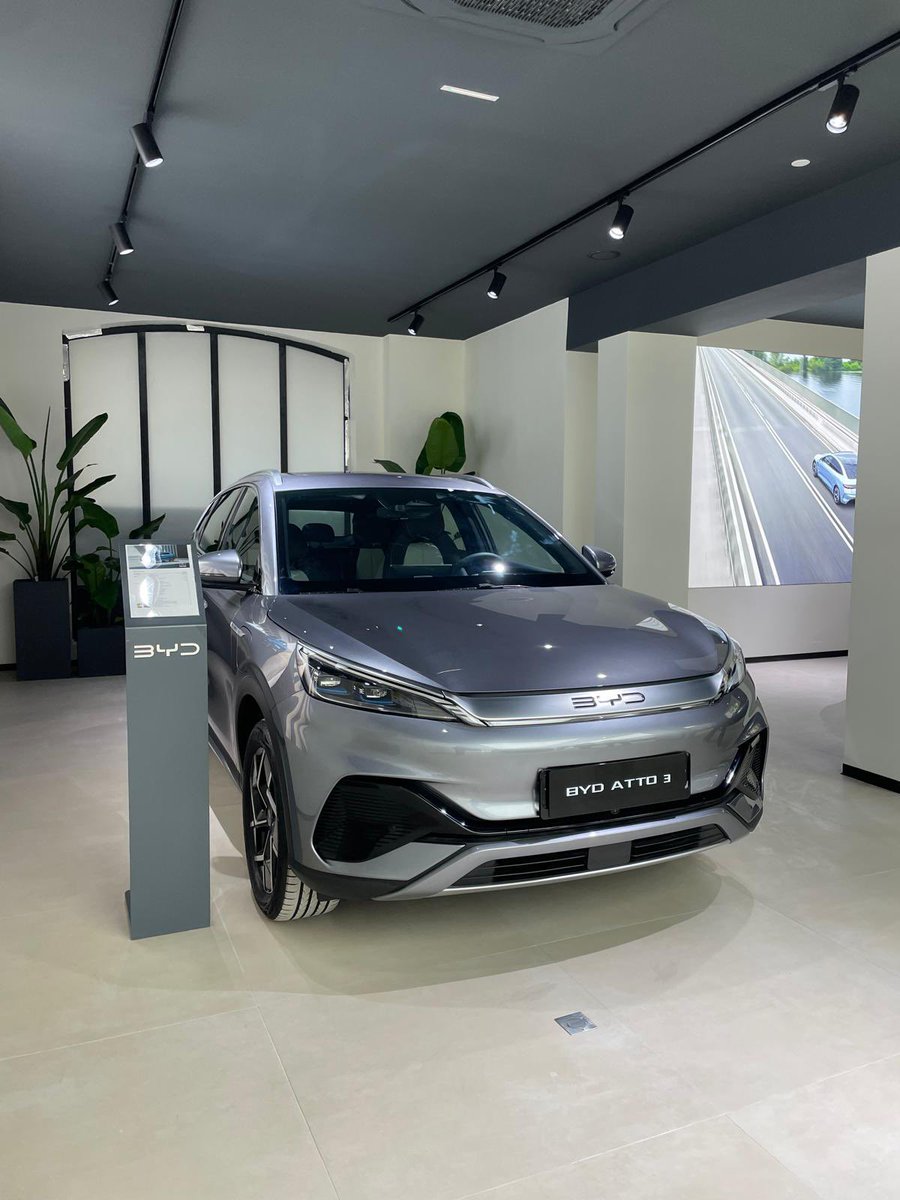 BYD, le géant chinois des véhicules à énergie nouvelle, vient d’ouvrir son showroom européen phare à Paris (Harmony BYD) dans le Triangle d’or parisien, juste à côté des Champs-Elysées.

charlotteauvolant.net/byd-ouvre-son-…

<a href="/BYDFranceSAS/">BYD France</a>