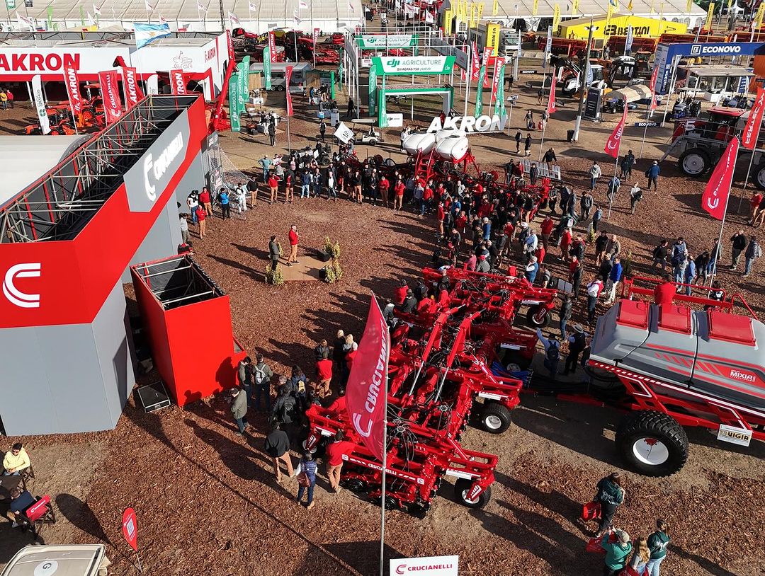 crucianelliok's tweet photo. Imágenes aéreas de la presentación de Drilor Mixia en Agroactiva 2024

Viví Agroactiva, Viví el Universo Crucianelli 🌏💪🏻

@agroactiva @crucianelli_oficial https://t.co/ifCQTiwEmb