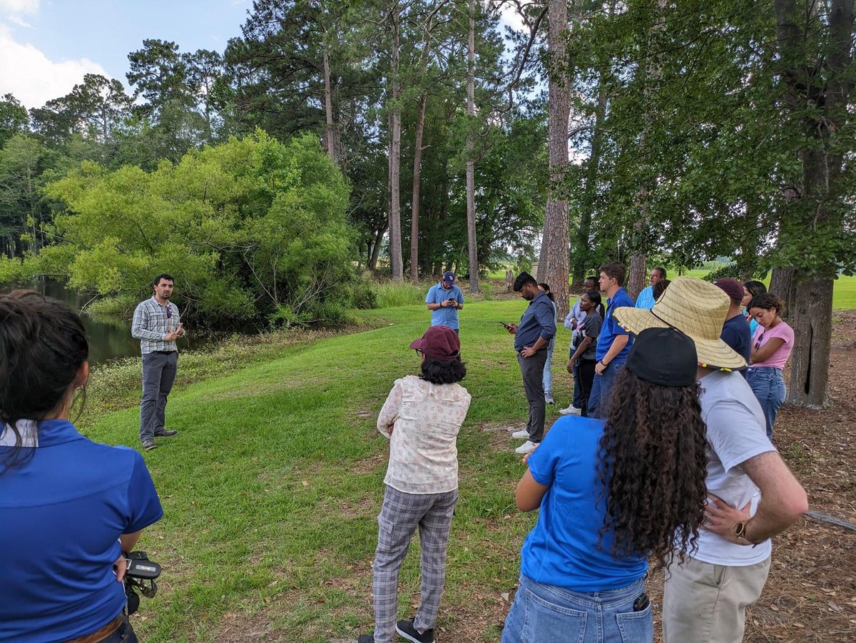 SON_nemaweb's tweet photo. Dr. Clemen Oliveira of Certis Biologicals lead and helped organize the tour (much thanks). He also shared his work with biological options for nematode management. https://t.co/Qy3O3WR2P0