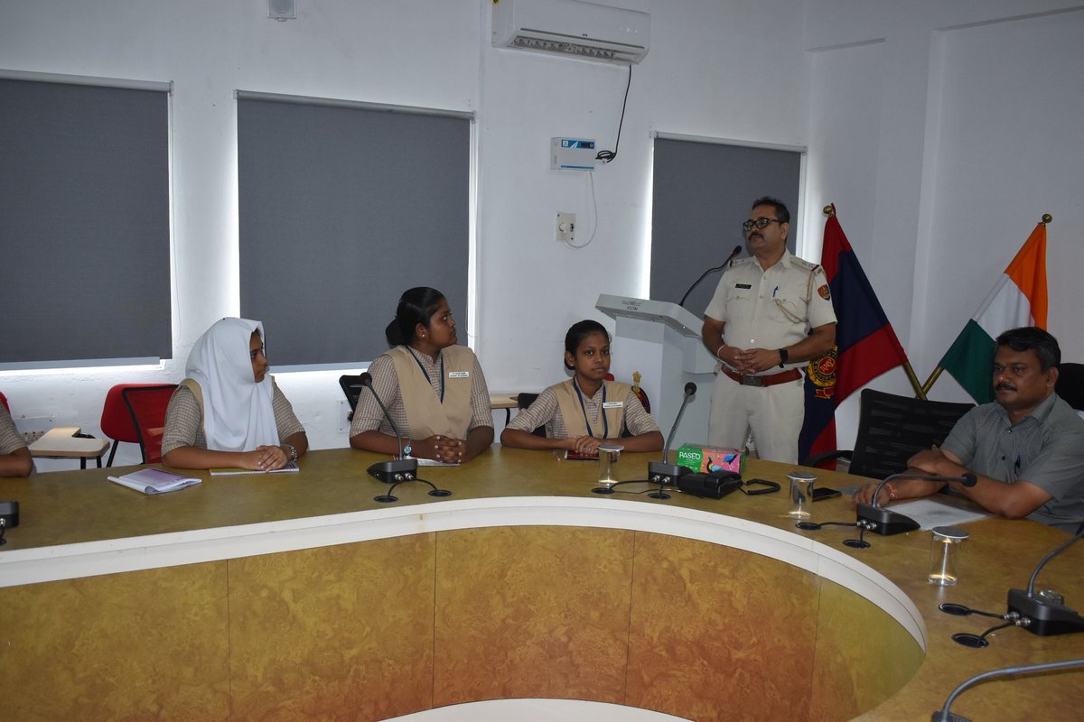 AndamanPolice's tweet image. #Sensitization #NewCriminalLaws 
A vital interactive sensitization program on the New Criminal Laws i.e. BNS, BNSS &amp;amp; BSA, 2023 was organized at Police Training School Prothrapur for the 52 participants from School of Nursing of Department of Health Services, Port Blair aiming at…