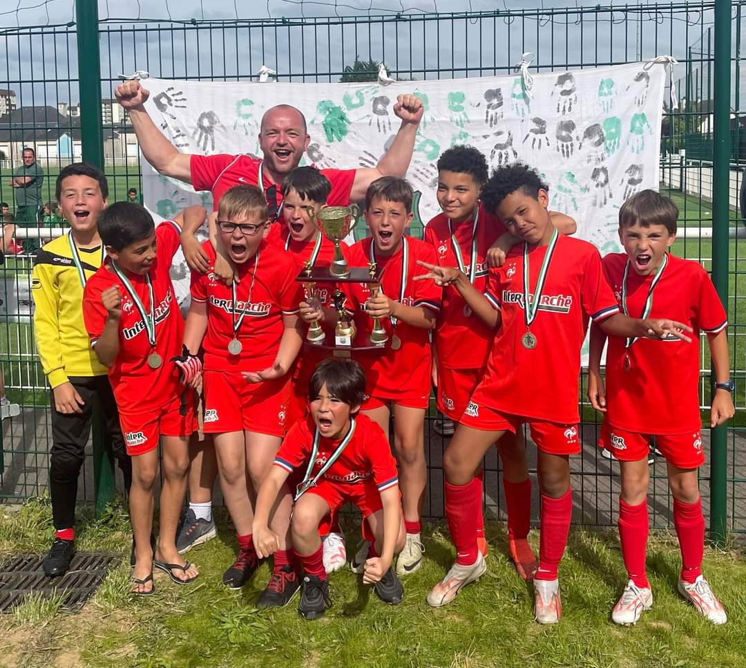 fcsa78's tweet photo. 🏆 Les U10 et U11 du FCSA78 étaient au tournoi de Lucé ce weekend, ils sont rentrés avec de beaux souvenirs, ainsi que la 17e et 6e places !
👏Mention spéciale à Noan, élu meilleur gardien du tournoi 
🙌Merci à tous les éducateurs, parents et joueurs ! Ainsi qu'aux organisateurs! https://t.co/glFNLKu3Tz