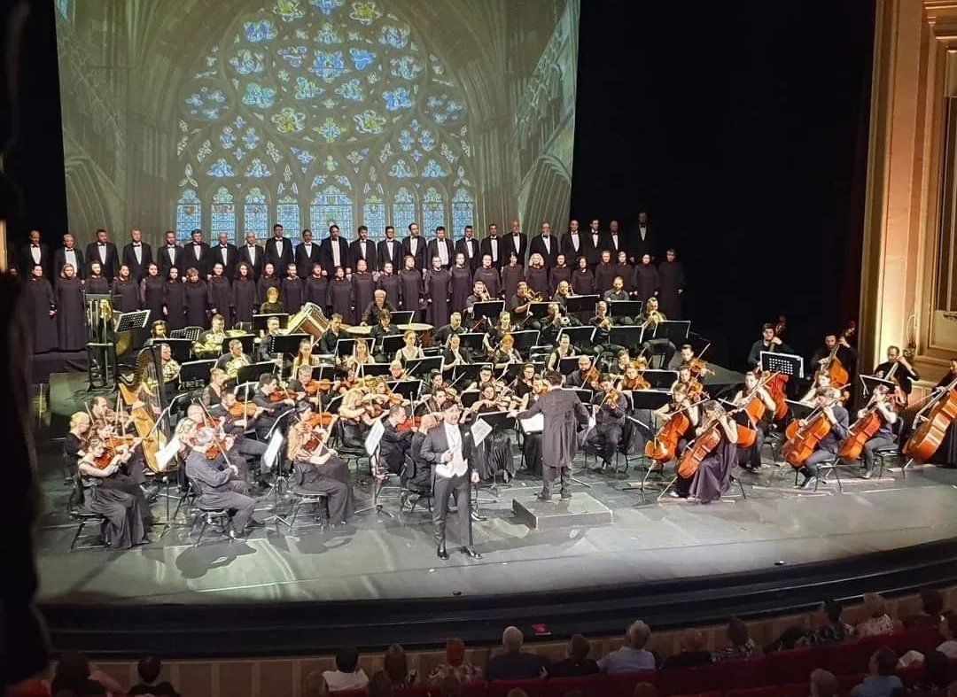 Travel_2Romania's tweet photo. 🎹🎻Gala Puccini 100 #București
În discursul său de felicitare,ES dl. Kap-soo RIM "această colaborare între cele mai importante companii de operă din #Coreea & #România oferă cetățenilor🇷🇴🇰🇷posib de a se conecta prin intermediul unui limbaj comun,cel al muzicii clasice"#Diplomacy https://t.co/v8qgAcND6Q