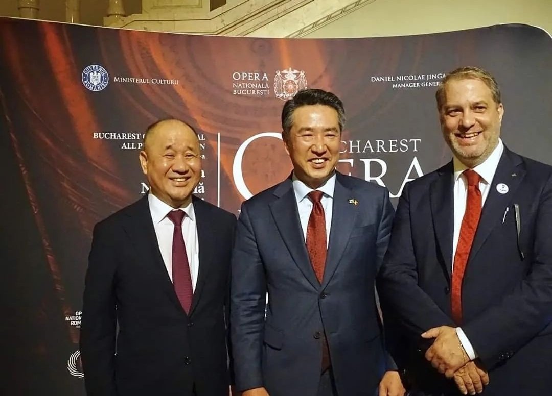 Travel_2Romania's tweet photo. 🎹🎻Gala Puccini 100 #București
În discursul său de felicitare,ES dl. Kap-soo RIM "această colaborare între cele mai importante companii de operă din #Coreea & #România oferă cetățenilor🇷🇴🇰🇷posib de a se conecta prin intermediul unui limbaj comun,cel al muzicii clasice"#Diplomacy https://t.co/v8qgAcND6Q