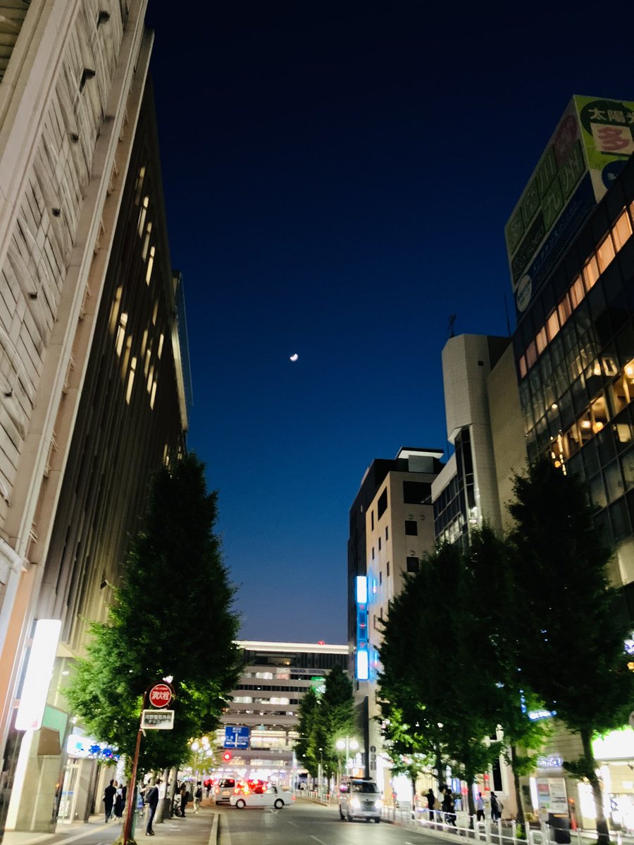 riuta05's tweet photo. 今日は三日月🌙 https://t.co/gXDP9oro3x
