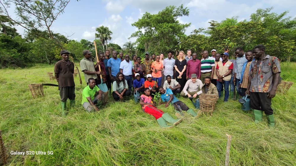 CadastaOrg's tweet photo. Updates from our partners at LRAP Togo: Last week the team worked to set boundary markers at the top of protected area boundaries such as classified forests, community forests, reforestation areas, and farm boundaries. #landrights #forests #tenuresecurity https://t.co/VKYT9SdjgZ