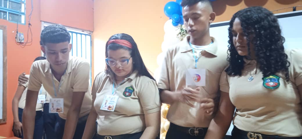 CdceSarare's tweet photo. #10Jun Excelentes presentaciones de proyectos Socio productivos por parte de nuestra muchachada del @lbmsmo
#Sarare #SimonPlanas
#NicoTieneLasRiendas
@NicolasMaduro
@_LaAvanzadora
@MPPEDUCACION
@EleamerAbdala
@cdcelara
@salasimonplanas
@AurimarVargas1 https://t.co/vOaXFwAcO8