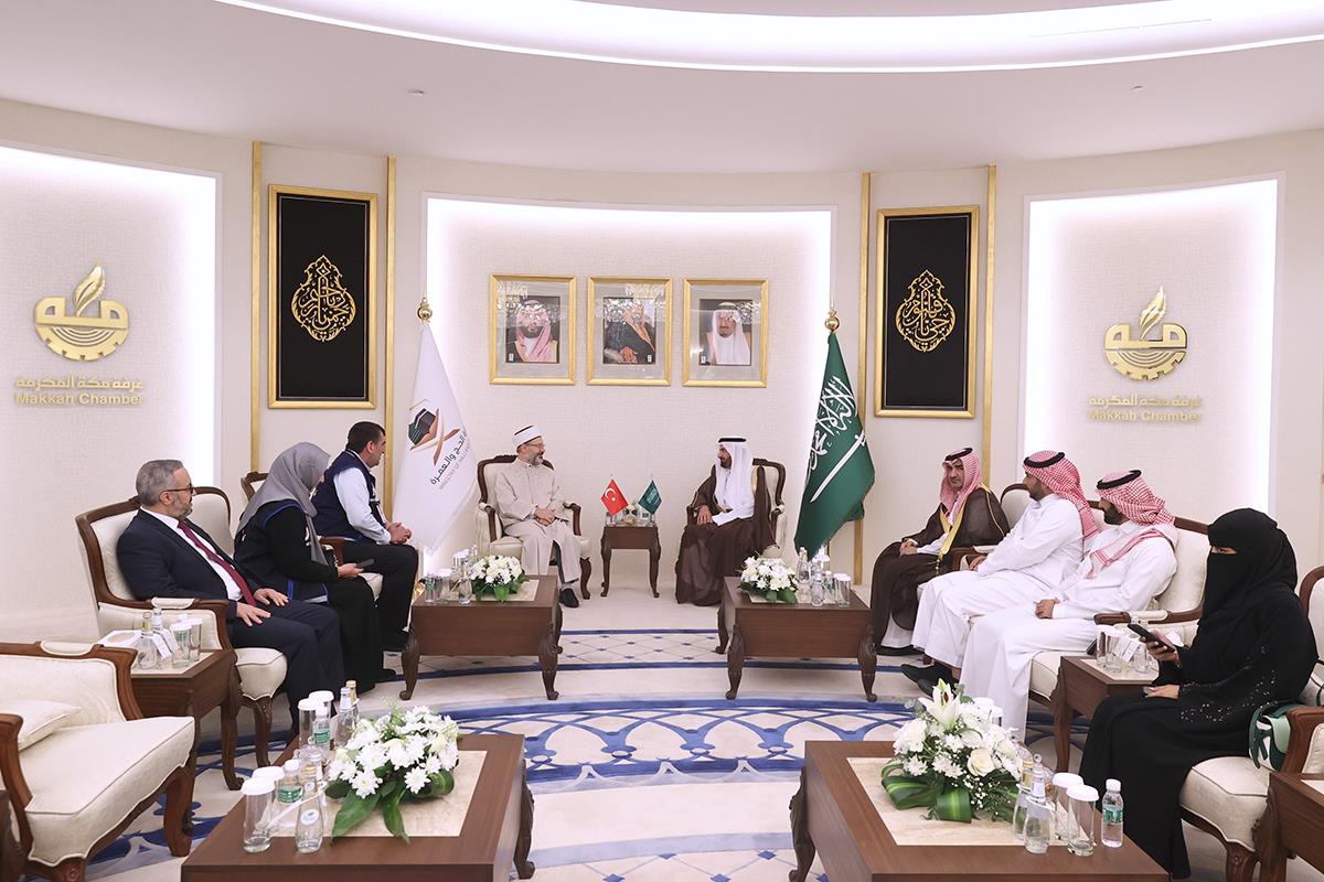 DIBAliErbas's tweet photo. Suudi Arabistan Hac ve Umre Bakanlığı tarafından Mekke’de düzenlenen ‘Büyük Hac Sempozyumu’nda Suudi Arabistan Hac ve Umre Bakanı Dr. Tevfik er-Rabia ile bir araya geldik. https://t.co/j5Mz6nR5zv