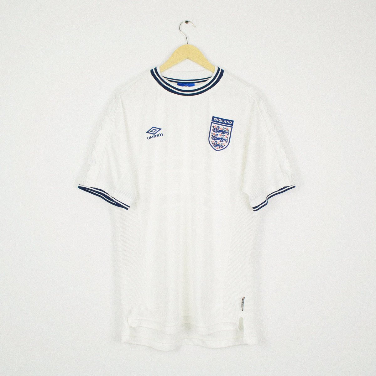 England drop 🏴󠁧󠁢󠁥󠁮󠁧󠁿

Link to store in our bio ☝️

#vintage #england #euros #footballshirt