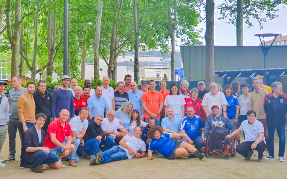 LyonBoules's tweet photo. 🏆L'@albeulyonboules bien représenté au Trophée des élus @villedelyon 

Samedi @Mairie3Lyon à l'Elan de Lyon s'est tenu le 1er Trophée bouliste des Élus de la ville de Lyon

Chaque arrondissement présentait des équipes à ses couleurs 

#boulelyonnaise #lyon https://t.co/bOQiA2DHks