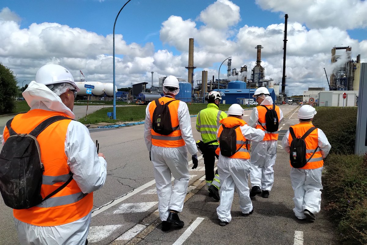 delphineguey's tweet photo. Aujourd’hui, visite de notre site @YARA_france du #Havre des membres du Conseil d'administration et des équipes @Vivescia : très heureuse de leur présenter les nouvelles installations et la feuille de route #décarbonation de notre site 🏭 https://t.co/S0iBw7JjoB