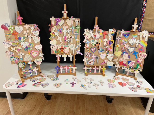 Last week, in remembrance of the D-Day landings of 6 June 1944, #PrepSchool pupils decorated wooden crosses and hearts with symbols of peace. They wrote poignant messages commemorating the sacrifice and bravery of those who took part. 
#DDayAnniversary #WWII #SchoolCommunity