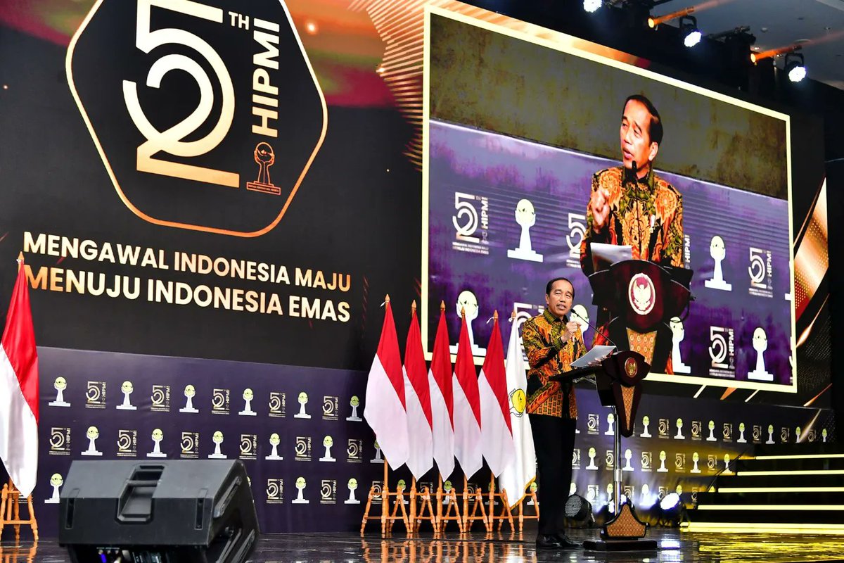 jokowi's tweet photo. Indonesia akan mengalami bonus demografi pada tahun 2030 hingga 2040 yang memerlukan persiapan pengelolaan kualitas sumber daya manusia yang bijak agar memberikan manfaat untuk memajukan Indonesia. 

Himpunan Pengusaha Muda Indonesia (Hipmi) sebagai wadah generasi digital yang dinamis harus bisa melihat peluang dari perubahan lanskap bisnis dan ekonomi akibat disrupsi teknologi. Pengalaman HIPMI selama lima dekade akan memudahkan untuk terus berinovasi dan memenangkan persaingan lokal maupun global. 

Dalam acara khusus ini, saya resmikan hari ini juga sebagai Hari Kewirausahaan Nasional. Selamat Mengawal Indonesia Maju. Menuju Indonesia Emas.
Selamat Ulang Tahun ke 52 HIPMI. 

***
Foto: Vico - Biro Pers Sekretariat Presiden
Lokasi: Hotel Fairmont Jakarta. Senin, 10 Juni 2024.