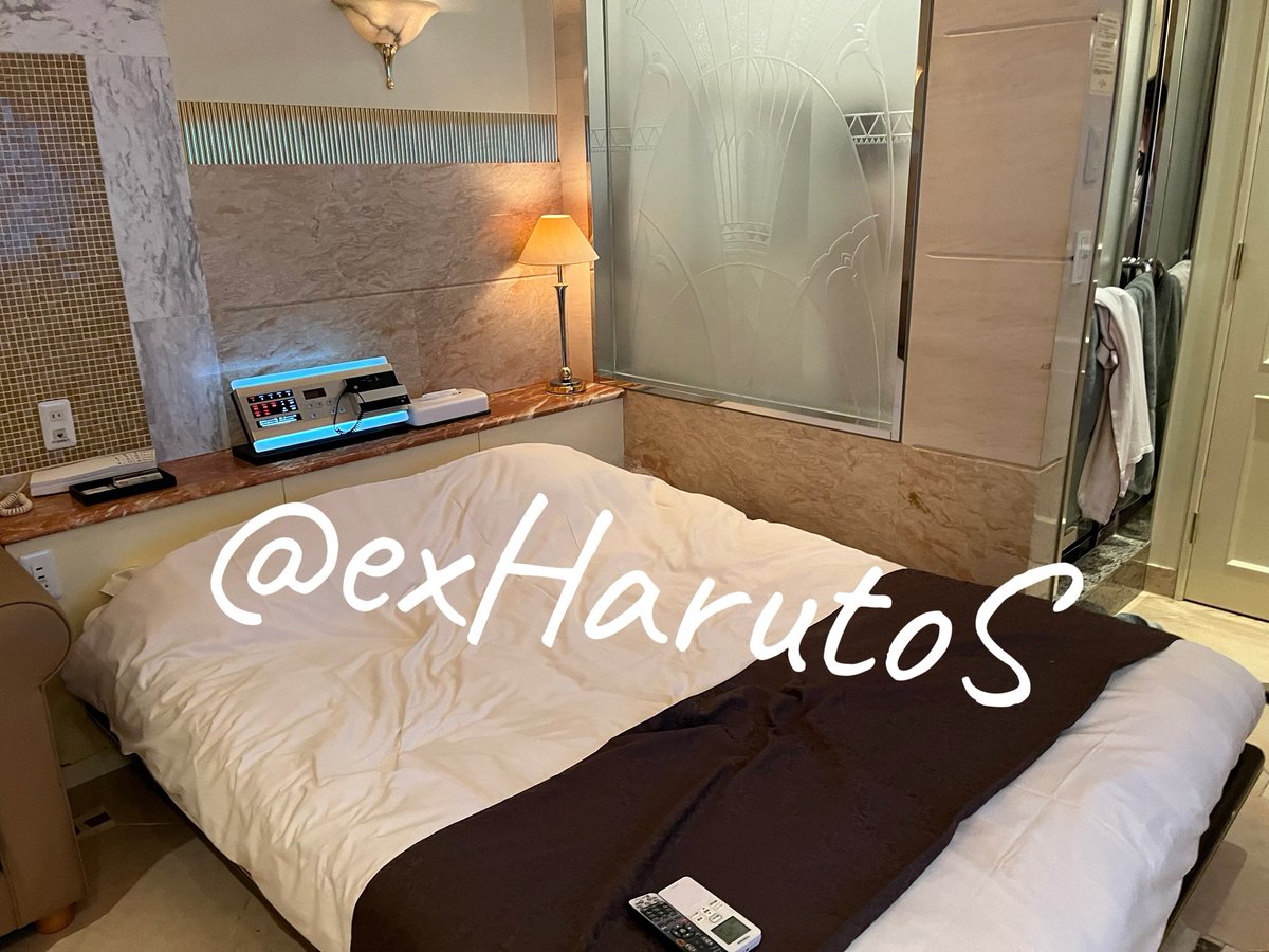 exHarutoS's tweet photo. 月曜日から夜更かし😮‍💨😮‍💨

関西弁が好きな女子大生の女の子と…🫢
大学での恋愛事情聞くのめっちゃ楽しかった！笑

タイプですって言われるのいつでも嬉しいので、嘘でもいいから言ってください🥹笑

ところでこのホテルの部屋、写真撮ってから気づいたけど、ベッドからシャワー入ってるところ見える… https://t.co/5KzNbsyP92