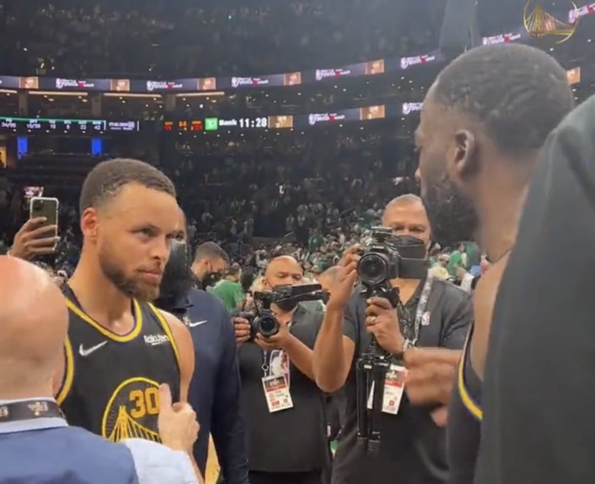 Después de este duro golpe en una zona donde ya se había lesionado meses atrás (también vs Celtics) en el Game 3, Steph dijo:

“Es imposible que me pierda un partido. Probablemente con algo de dolor, pero voy a estar bien”.

Jugó, clavó 43 puntos y ganó, así de simple.