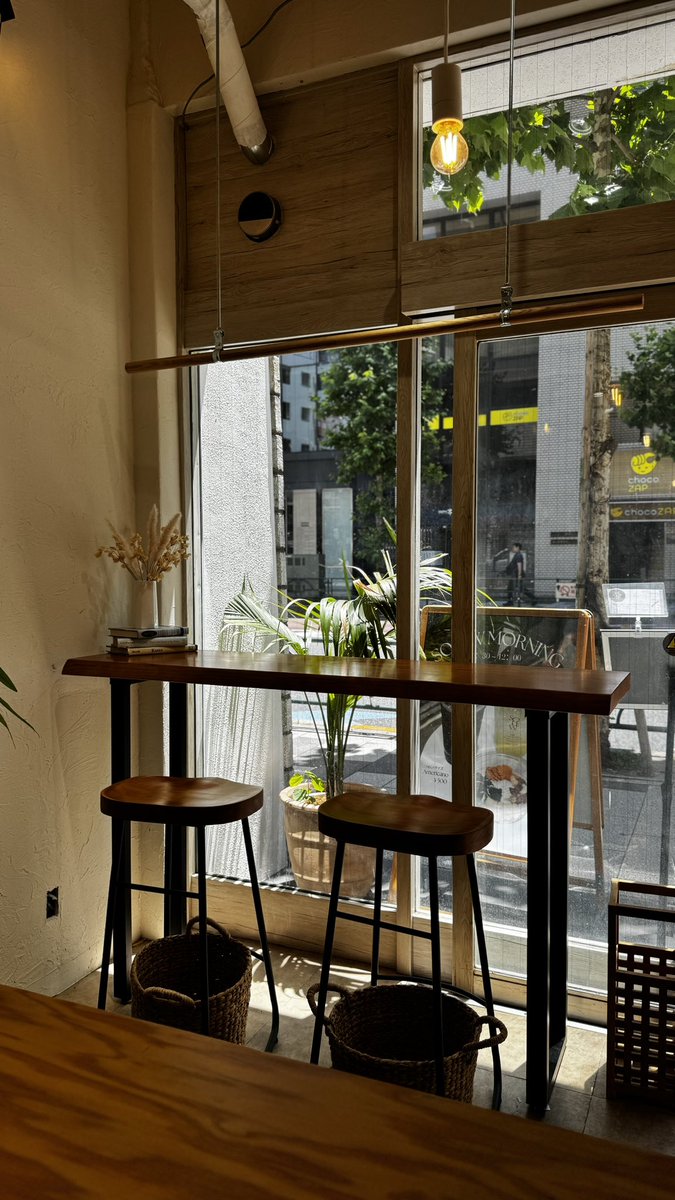 shiroCanele's tweet photo. 新宿御苑『SOLEW』
残念ながら
"自家製アールグレイバスクチーズケーキ"
以外のフードメニューは業務用商品で、
カヌレもカヌレ界隈としてはお勧めしませんが、
映えるカフェを重視される方には良い所かと😇♪
#SOLEW #カフェ #新宿御苑 #新宿御苑前 https://t.co/utggArnwgA
