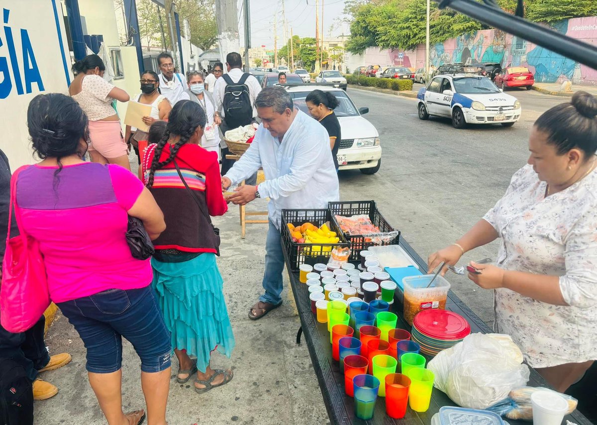 ramirosolorio's tweet photo. Como todos los lunes, compartimos almuerzos a familiares de niños con cáncer.
No es mucho, pero es de todo corazón.
Feliz y bendecido inicio de semana para todos.

#SoyTuBrother y #SomosAcapulco https://t.co/YvJZXXMGc3