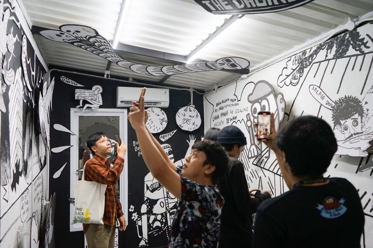 versusproject_'s tweet photo. Suasana pembukaan pameran 
Partai Komik Fotokopi 
oleh The Dagingtumbuh 
Pameran berlangsung 8 Juni - 7 Agustus 2024
Buka Senin - Sabtu (minggu tutup) 
Jam 09:00 - 17:00 WIB
Lokasi @DGTMBproject lantai 2 https://t.co/Vje0EqbJ2G