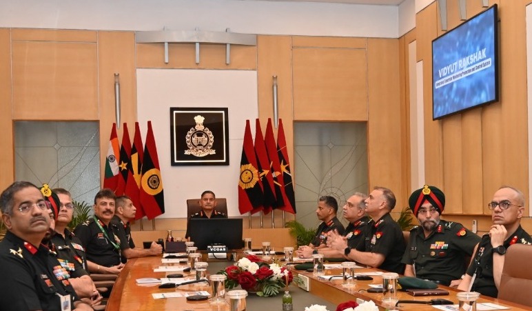 adgpi's tweet image. #LtGenUpendraDwivedi #VCOAS, launched the innovation &quot;Vidyut Rakshak- IoT Enabled Integrated Generator Monitoring, Protection and Control System” in New Delhi. #VCOAS felicitated the Innovator Maj Rajprasad RS for steering the technology from “#Innovation to #Induction”. The…