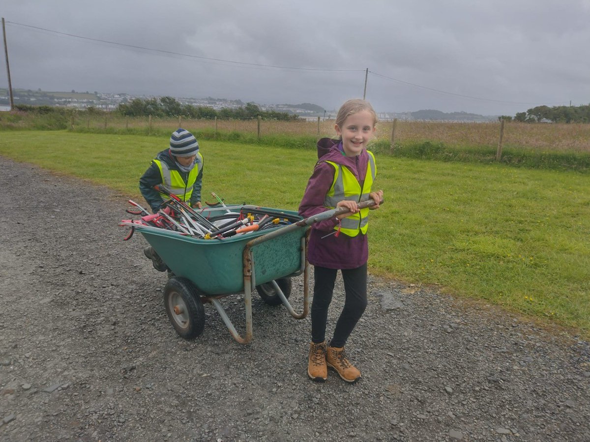 angleseyseazoo's tweet photo. THANKYOU SO MUCH everyone who came to help us in the beach clean up yesterday for The #BigHelpOut! 
We did a deep clean of Tan-Y-Foel beach to remove all the larger, harder to move items. The weather was inclement and everyone worked their socks off and didn’t moan once! 💪🏽 https://t.co/axgGwmw6Hs