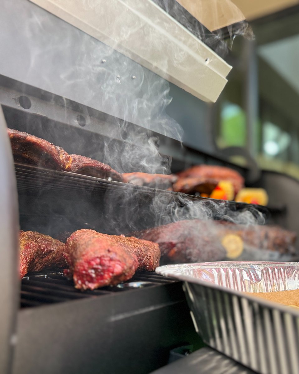 LouisianaGrills's tweet photo. Louisiana Grills Black Label 1000 🔥

Our smoker was working overtime, delivering mouth-watering meals all weekend long!  

What would you whip up next weekend if you had this grill?
Let us know in the comments 👀 ⤵️

#Louisianagrills #bbq #grilling #explorecooking #pelletsmoker https://t.co/qx0El5jRe3