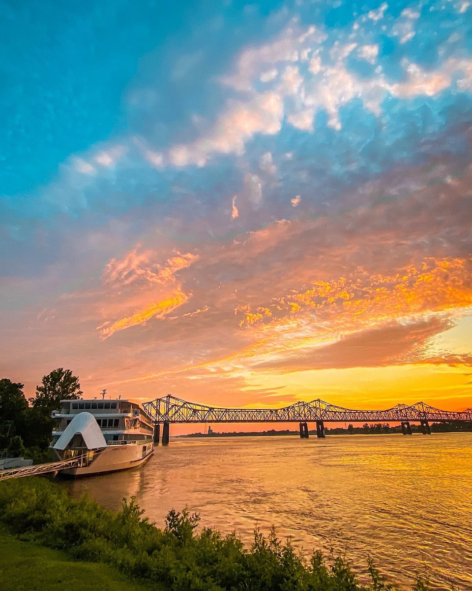 visitnatchez's tweet photo. Natchez, is a hidden gem with breathtaking scenery that will leave you in awe. 📸✨ 

📸 @dzopixel #VisitNatchez #NatchezMS #Natchez #VisitMississippi #SouthernCharm #Sunset #MississippiLove https://t.co/P8kbTymMxX