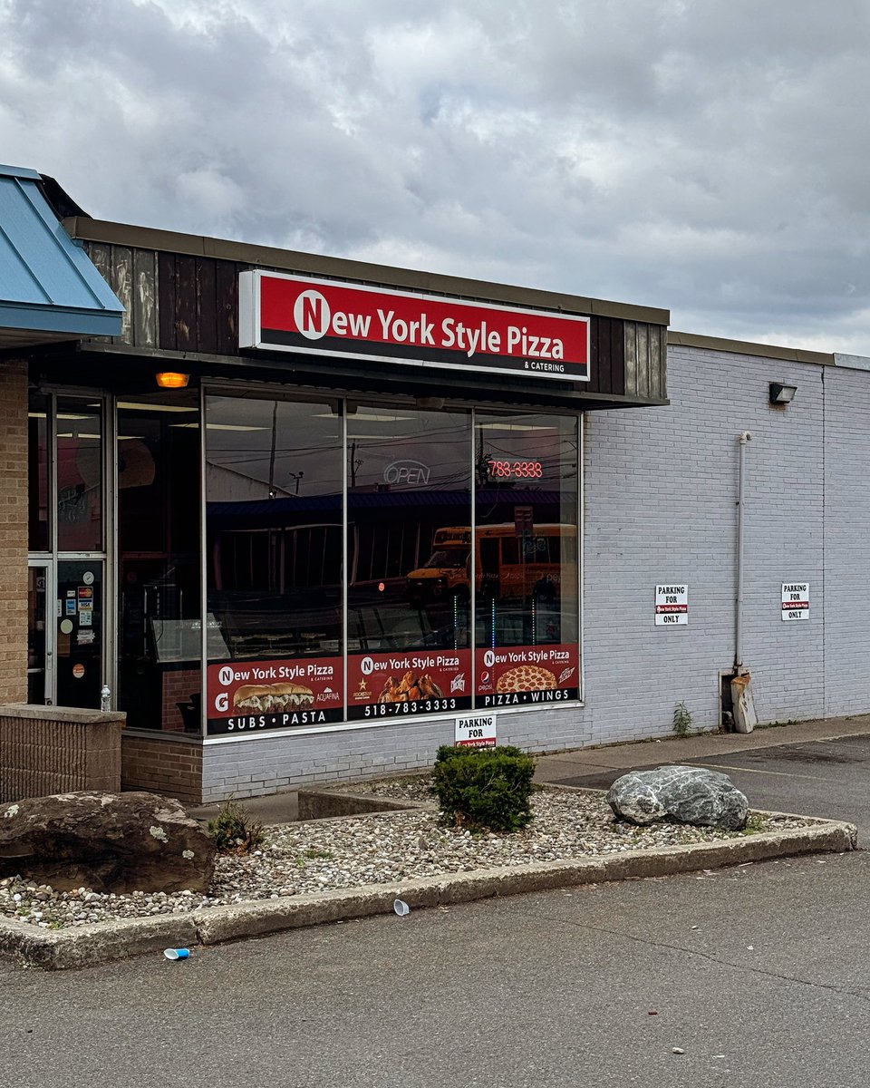 NPRPatrick's tweet image. Since we’re in New York (State) shouldn’t this sign just say Pizza?  #ThingsThatMakeYouGoHmmm #NewYorkStateOfMind