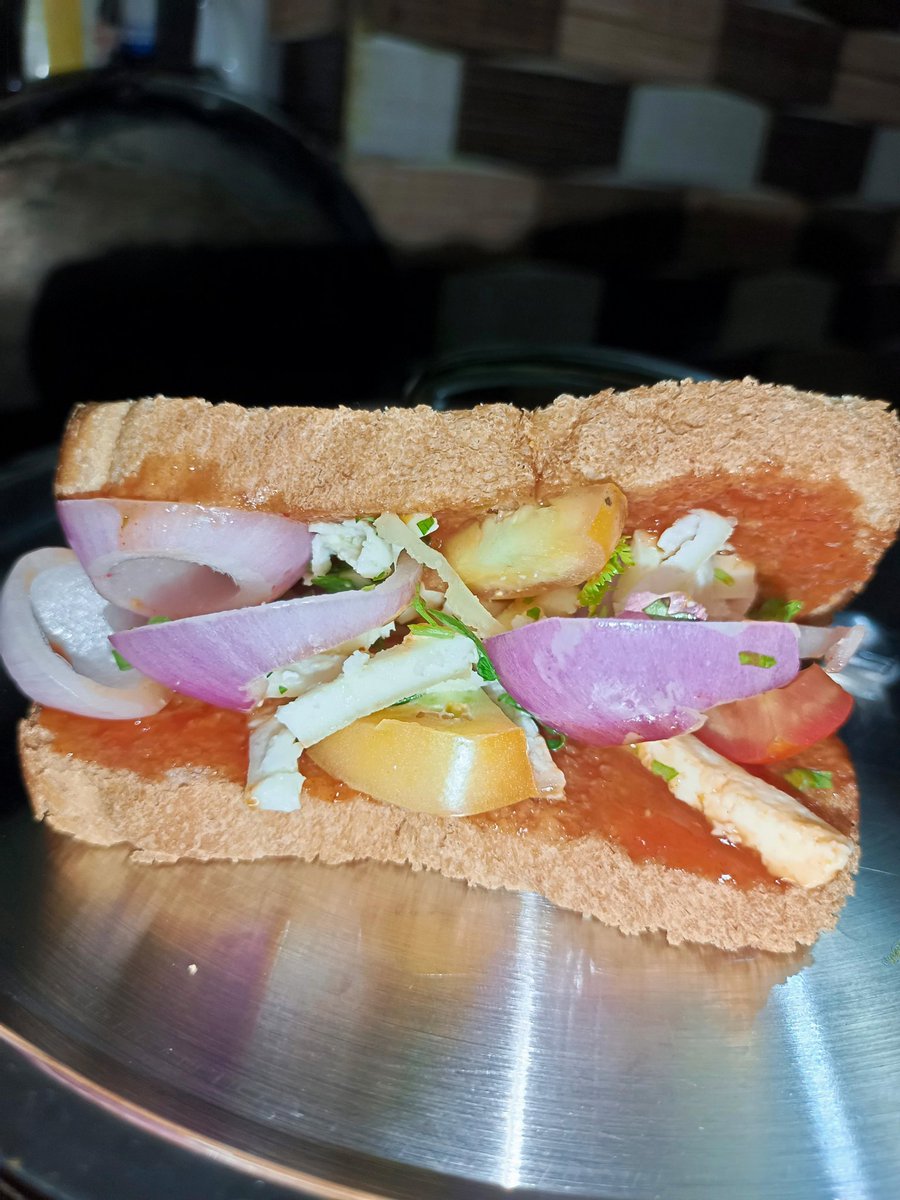 anuragalive1's tweet image. Made using just one piece of Bread, Chotu sa #Subway, I mean #Breadway 😅